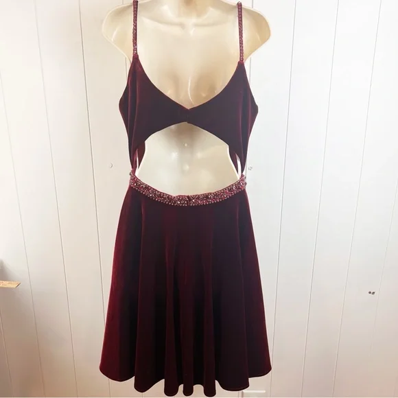 Alyce Paris Style #3712 Burgundy Velvet A-line Beaded Homecoming Formal Dress 8 - Picture 3 of 13